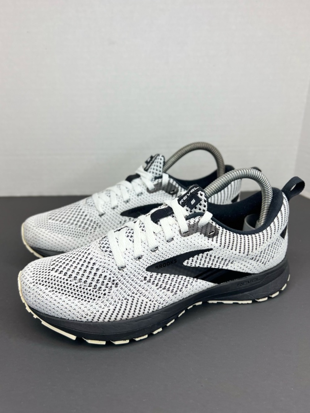 Brooks Revel 5 Womens Size 7B 1203611B121 White/Black Very Nice Clean Condition